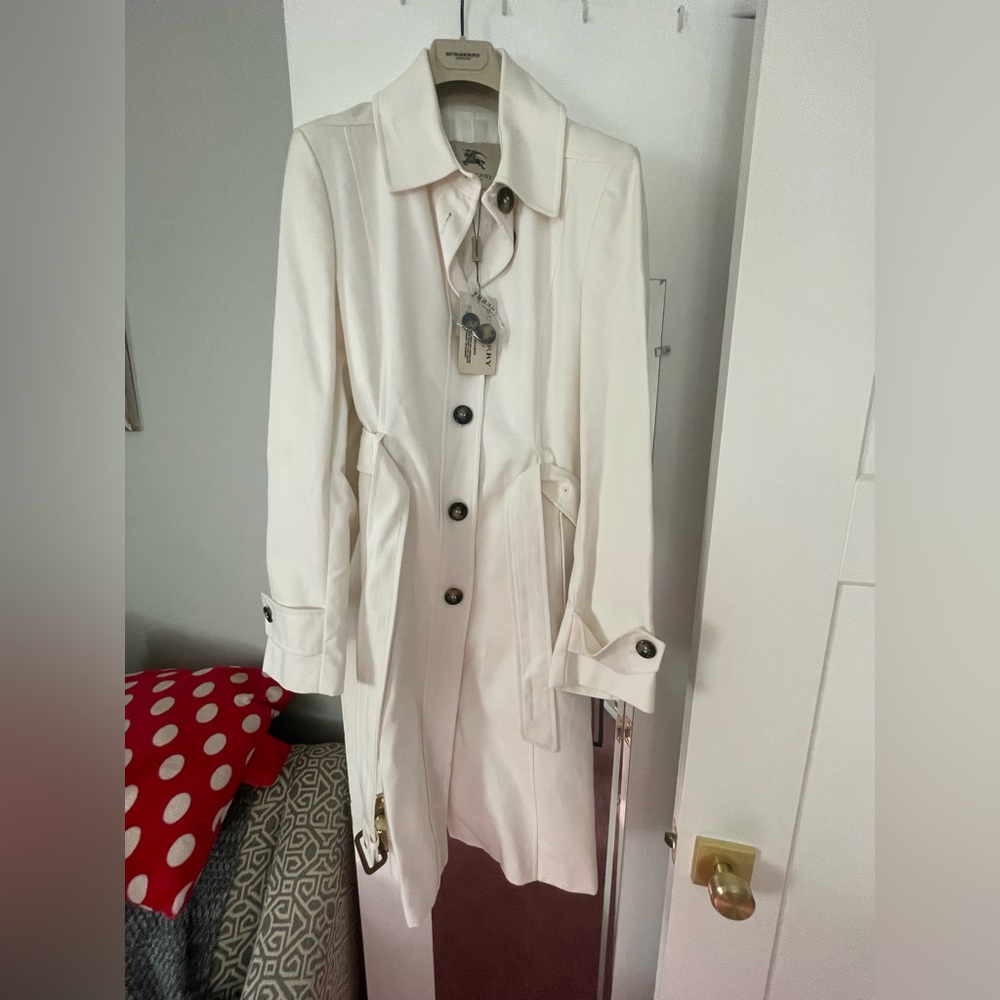 BRAND NEW NEVER WORN BURBERRY WHITE TRENCH. WATER RESISTANT COATING.